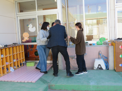 写真：不審者侵入対処訓練の様子