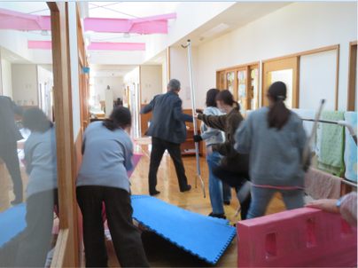 写真：不審者侵入対処訓練の様子