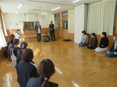 写真：不審者侵入対処訓練の様子