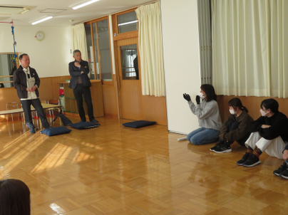 写真：不審者侵入対処訓練の様子