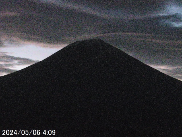 写真：午前4時の富士宮市猪之頭庁舎内からみた富士山の様子