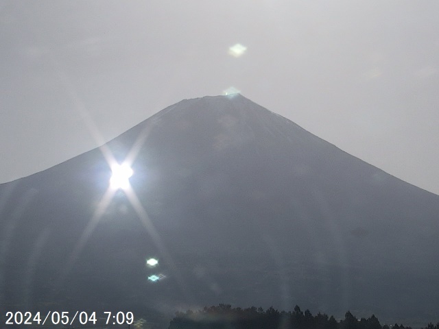 写真：午前7時の富士宮市猪之頭庁舎内からみた富士山の様子