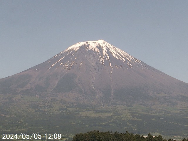 写真：午後0時の富士宮市猪之頭庁舎内からみた富士山の様子