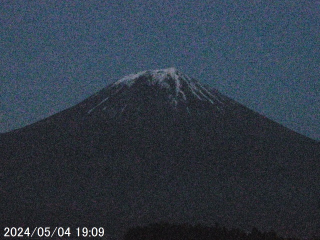 写真：午後7時の富士宮市猪之頭庁舎内からみた富士山の様子