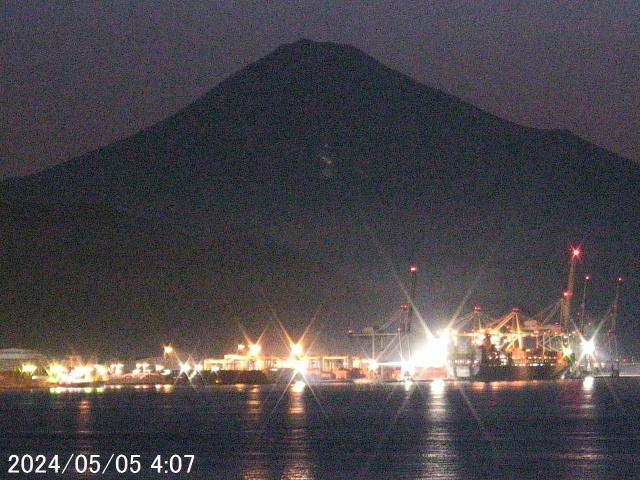写真：午前4時の清水港からみた富士山の様子