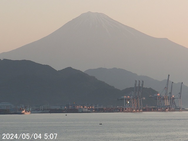 写真：午前5時の清水港からみた富士山の様子