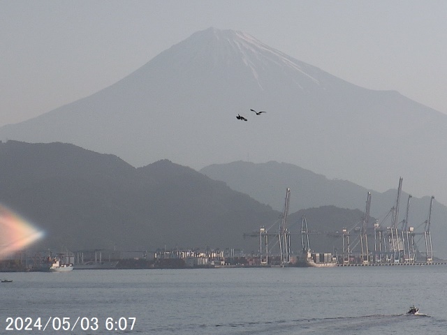 写真：午前6時の清水港からみた富士山の様子