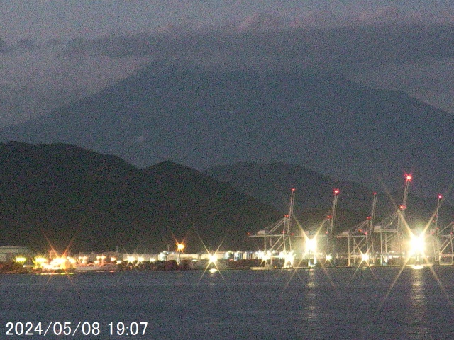 写真：午後7時の清水港からみた富士山の様子